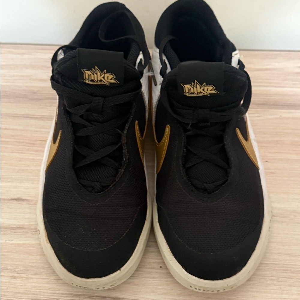 NIKE TEAM HUSTLE D 10 (GS)-CW6735-002 Black/Gold Youth Basketball Shoes Sz 4Y - Picture 2 of 9
